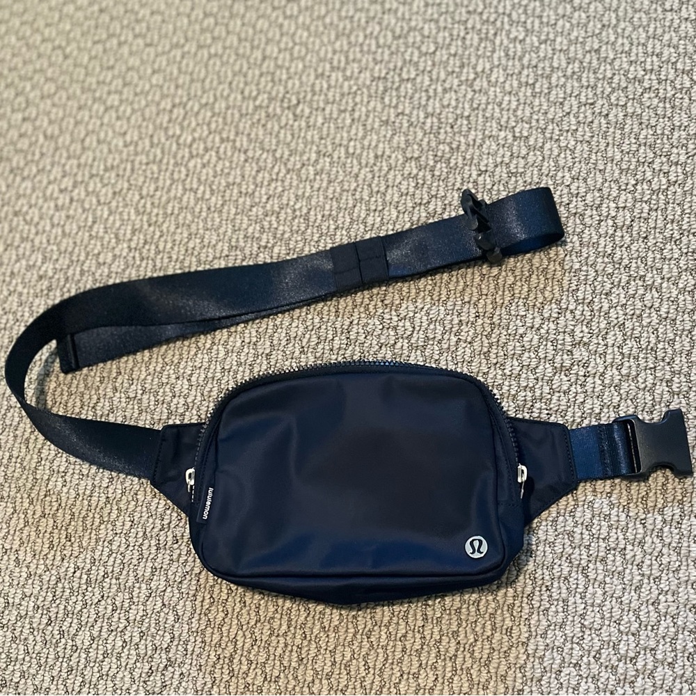 Lululemon everywhere belt bag 2L true navy